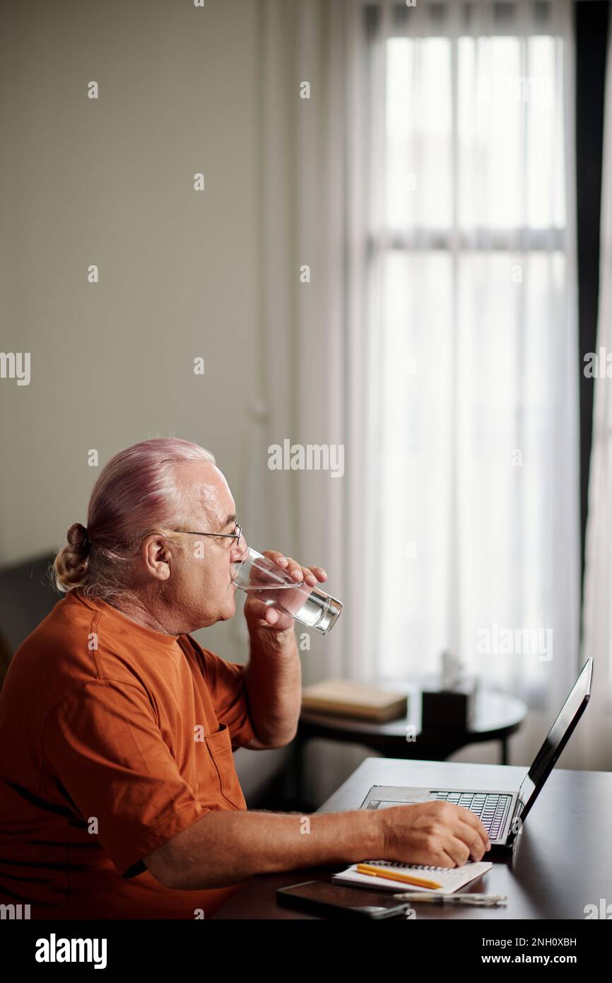 Man fishing using laptop on hi-res stock photography and images - Alamy