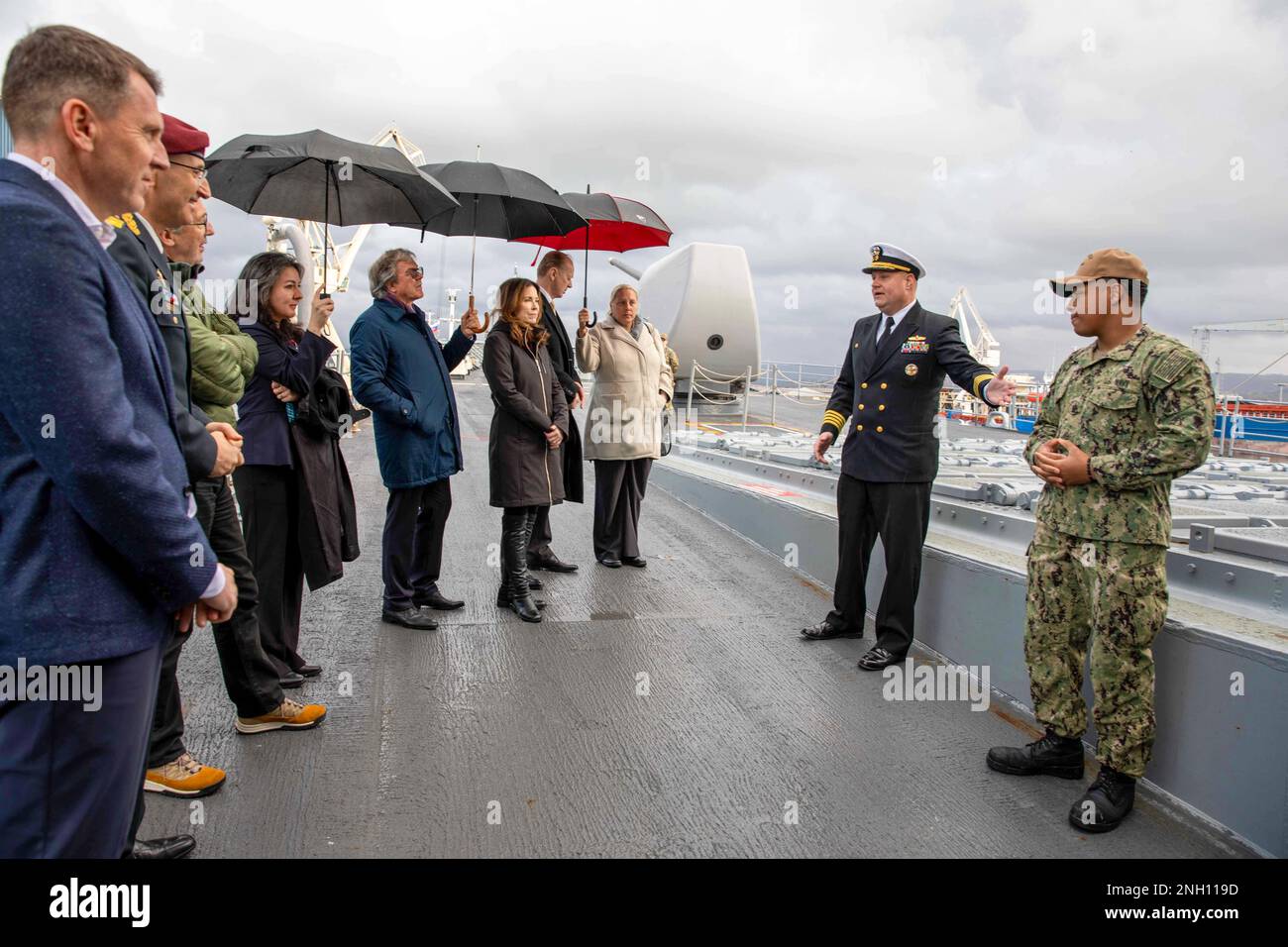 Capt george commanding officer guided missile hi-res stock photography ...