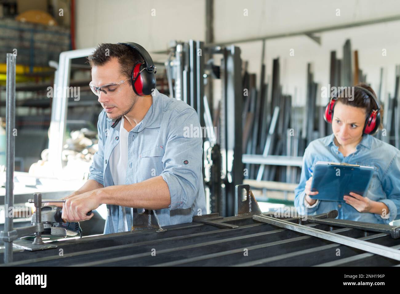 Machine bench workers hi-res stock photography and images - Alamy