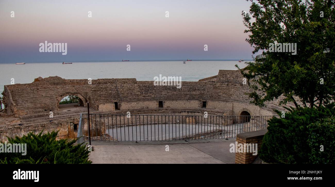 Anfiteatro romano de Tarragona con el mar Mediterráneo al fondo Stock Photo