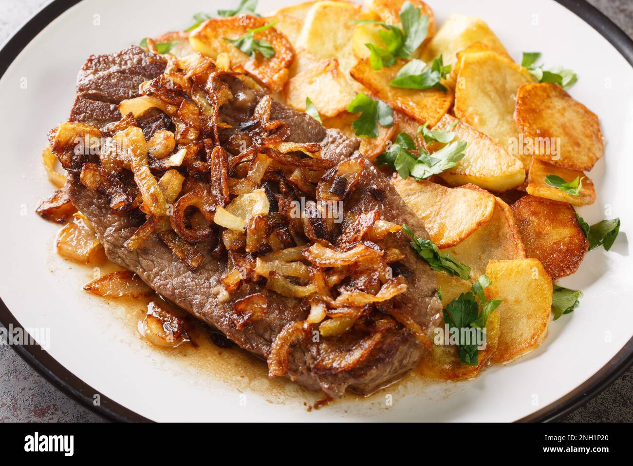 Roast Beef Zwiebelrostbraten with onions and fried potatoes ...