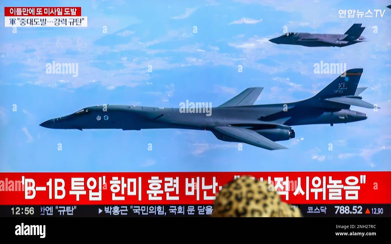 Seoul, South Korea. 20th Feb, 2023. A tv screen showing a file image of US Air Force B-1B bomber and South Korea's Air Force F-35A fighter jet(Top) flying over the South Korea Peninsula during a news program at the Seoul Railway Station in Seoul. North Korea fired two short-range ballistic missiles (SRBMs) toward the East Sea on February 20. The South Korean military said a day after South Korea and the United States staged joint air drills, involving B-1B bombers, in response to the North's long-range missile launch. Credit: SOPA Images Limited/Alamy Live News Stock Photo