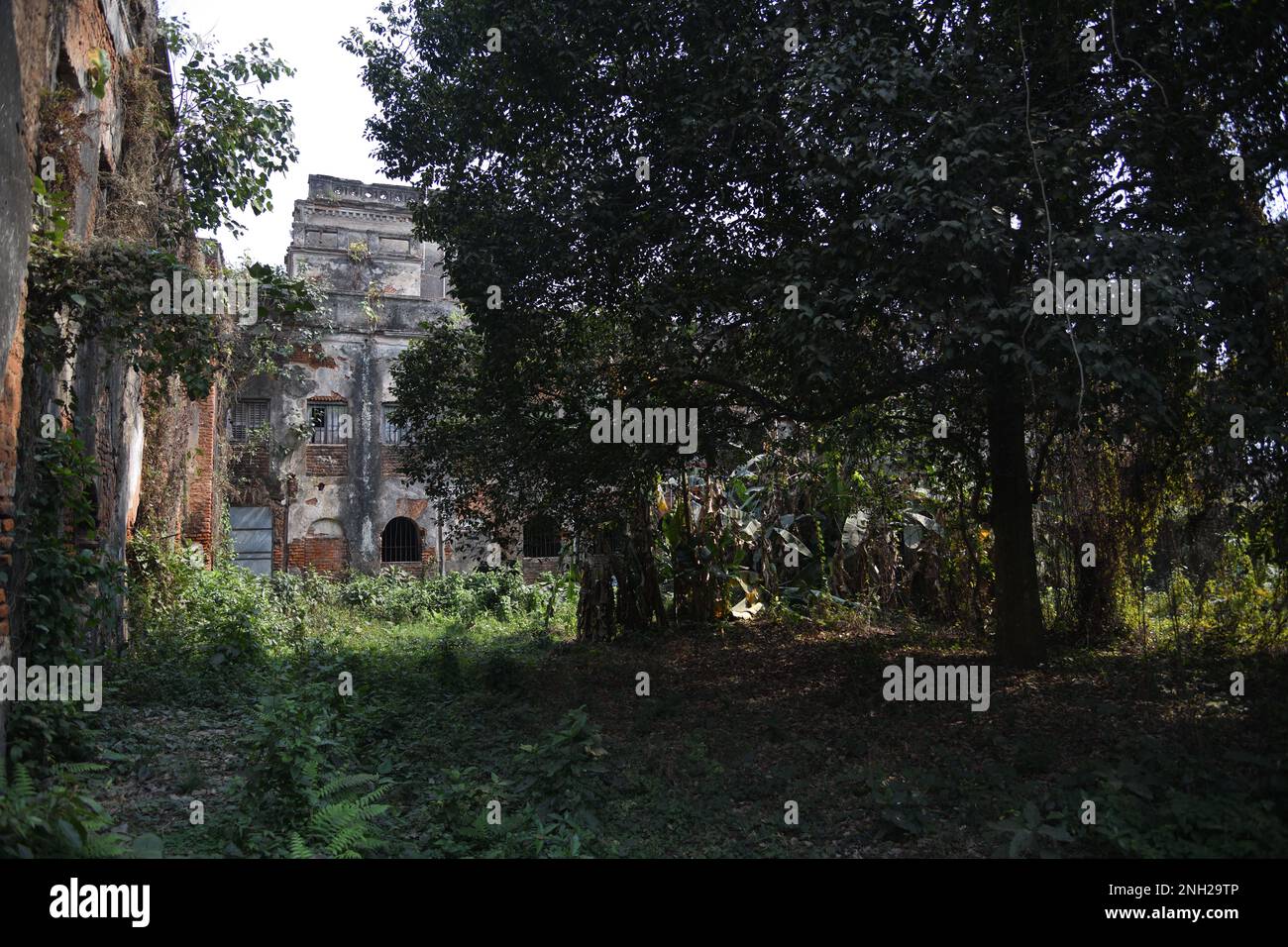 Dilapidated Mahila Mahal or Women's Quarters of the Sinha Raya Baganbati Estates. Chakdighi, East Bardhaman, West Bengal, India. Stock Photo