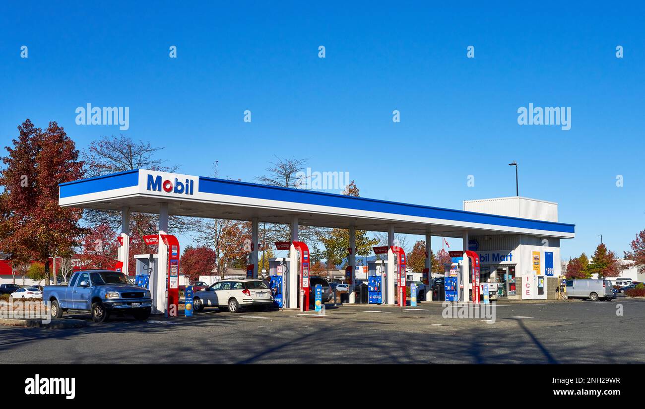 A blue, red and white Mobil gas bar with trucks and cars being fueled