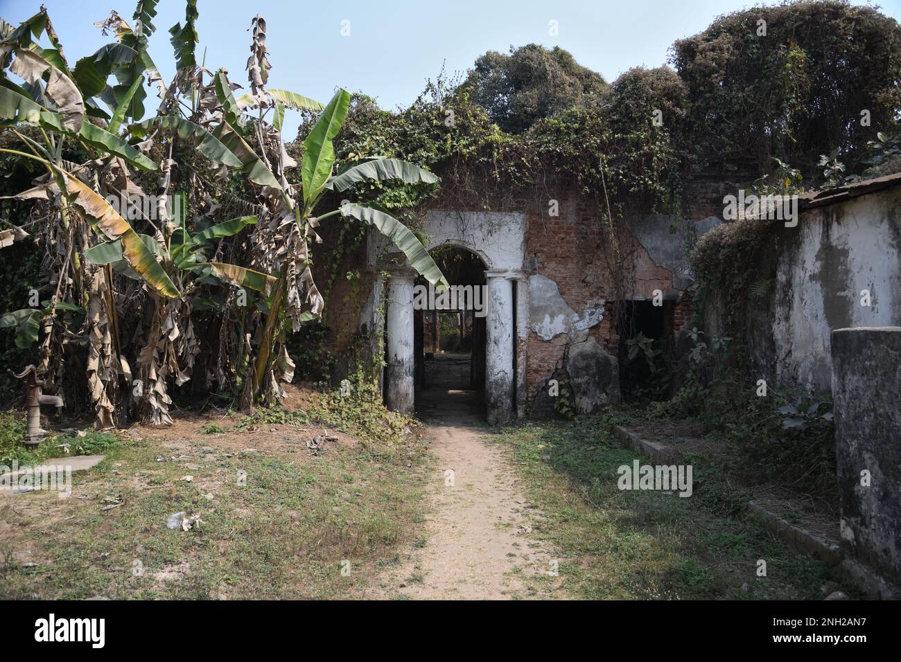 Entrance of the dilapidated Jal Mahal at the Sinha Raya Baganbati Estates. Chakdighi, East Bardhaman, West Bengal, India. Stock Photo