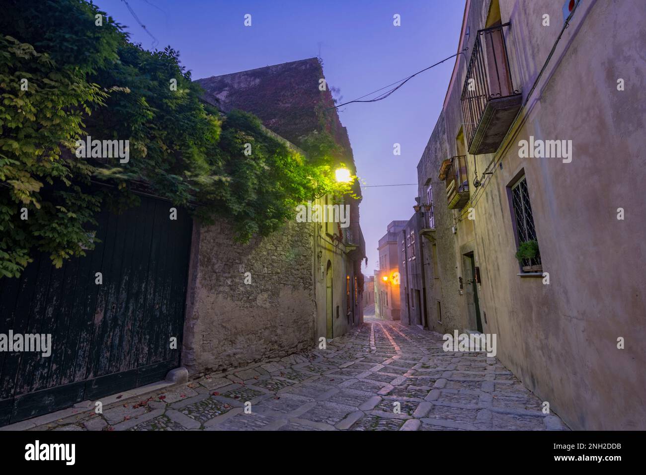 Medieval town alley nightfall hi-res stock photography and images - Alamy