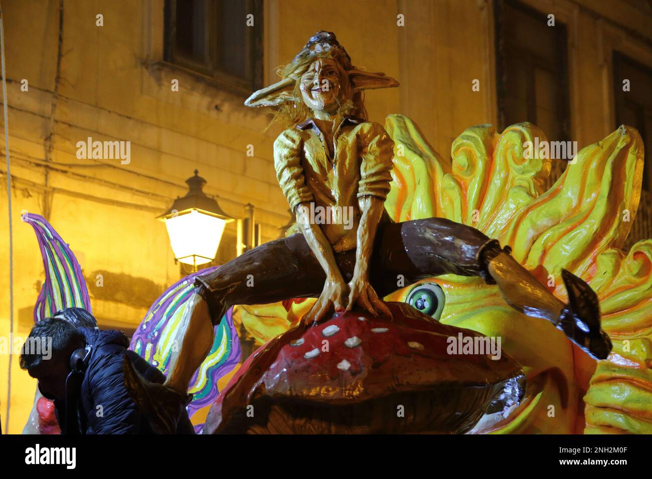 Carnival floats made of papiermâché, each with its own set, parade