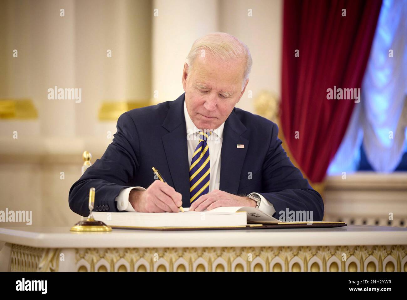 Biden signs the guestbook hi-res stock photography and images - Alamy