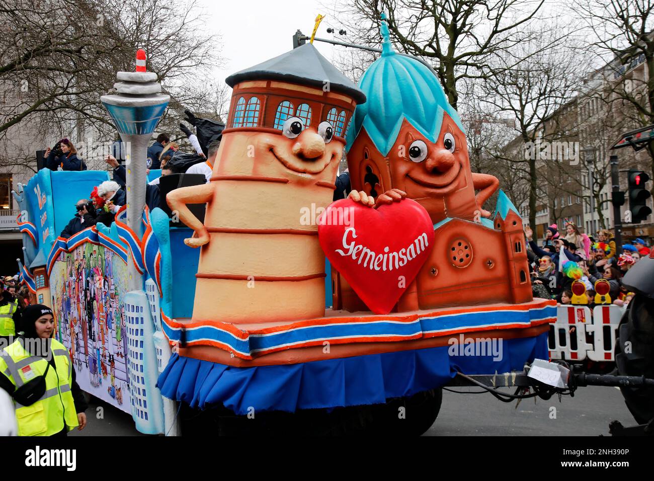 Crowds of many masked revelers cheer the Rose Monday parade in Düsseldorf Stock Photo