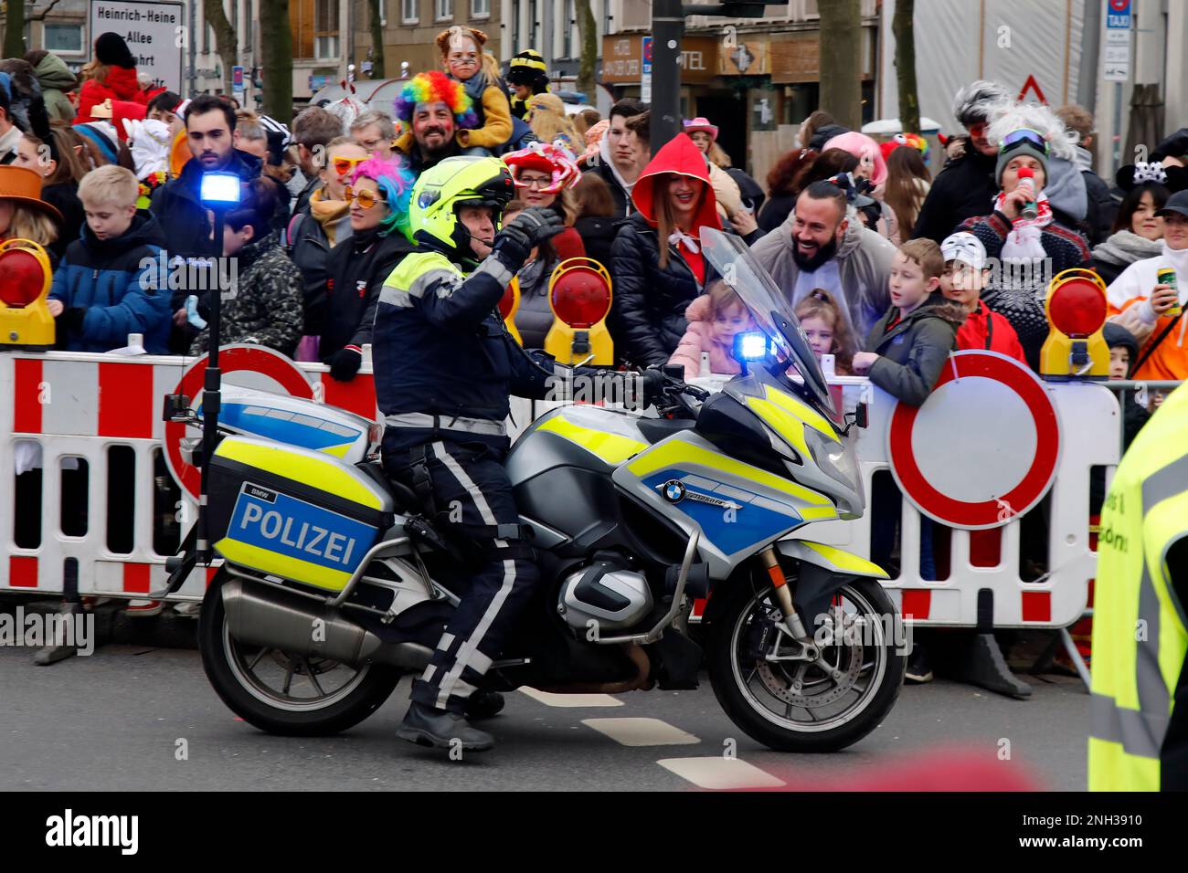 Shrove Monday procession in Düsseldorf, police for security Stock Photo