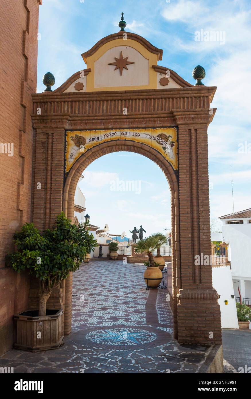 Archway leading to the Paseo de las Tradiciones next to the church of La Asuncion. Cómpeta, Axarquía, Málaga, Andalusia, southern Spain. Stock Photo