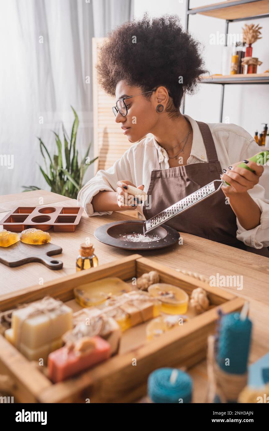 https://c8.alamy.com/comp/2NH3AJN/african-american-woman-holding-grater-near-silicone-mold-and-handmade-soap-in-craft-workshopstock-image-2NH3AJN.jpg