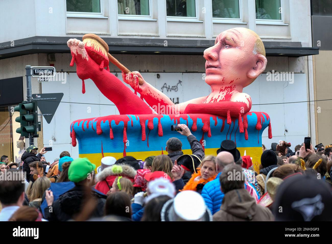 20.02.2023, Duesseldorf, Nordrhein-Westfalen, Deutschland - Der russische Praesident Wladimir Putin badet in ukrainischem Blut auf der Duesseldorfer K Stock Photo