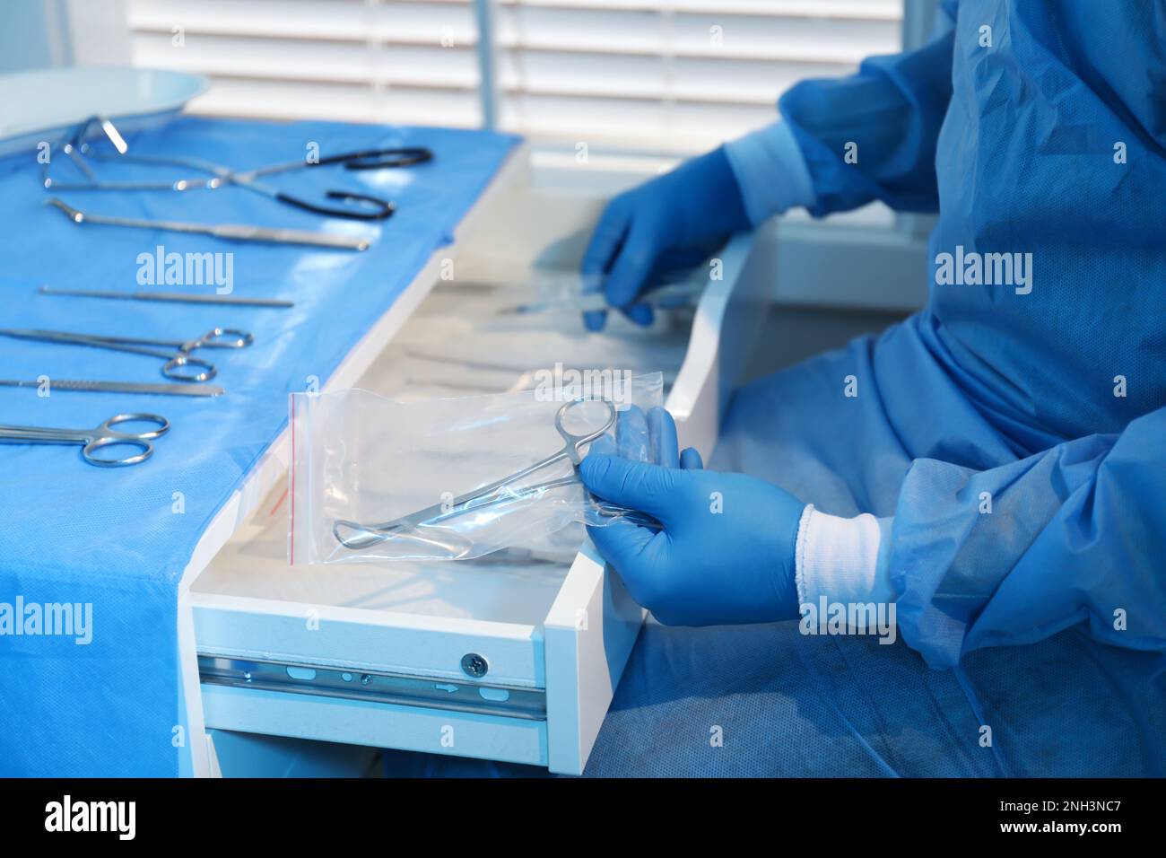Surgical clamps hi-res stock photography and images - Alamy