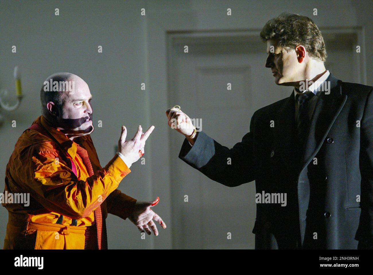l-r: Andrew Shore (Alberich), Robert Hayward (Wotan) with the Ring in THE RHINEGOLD by Wagner at English National Opera (ENO), London Coliseum, London WC2  27/02/2004  conductor: Paul Daniel  design: Richard Hudson  lighting: Simon Mills  choreographer: Claire Gaskin  director: Phyllida Lloyd Stock Photo