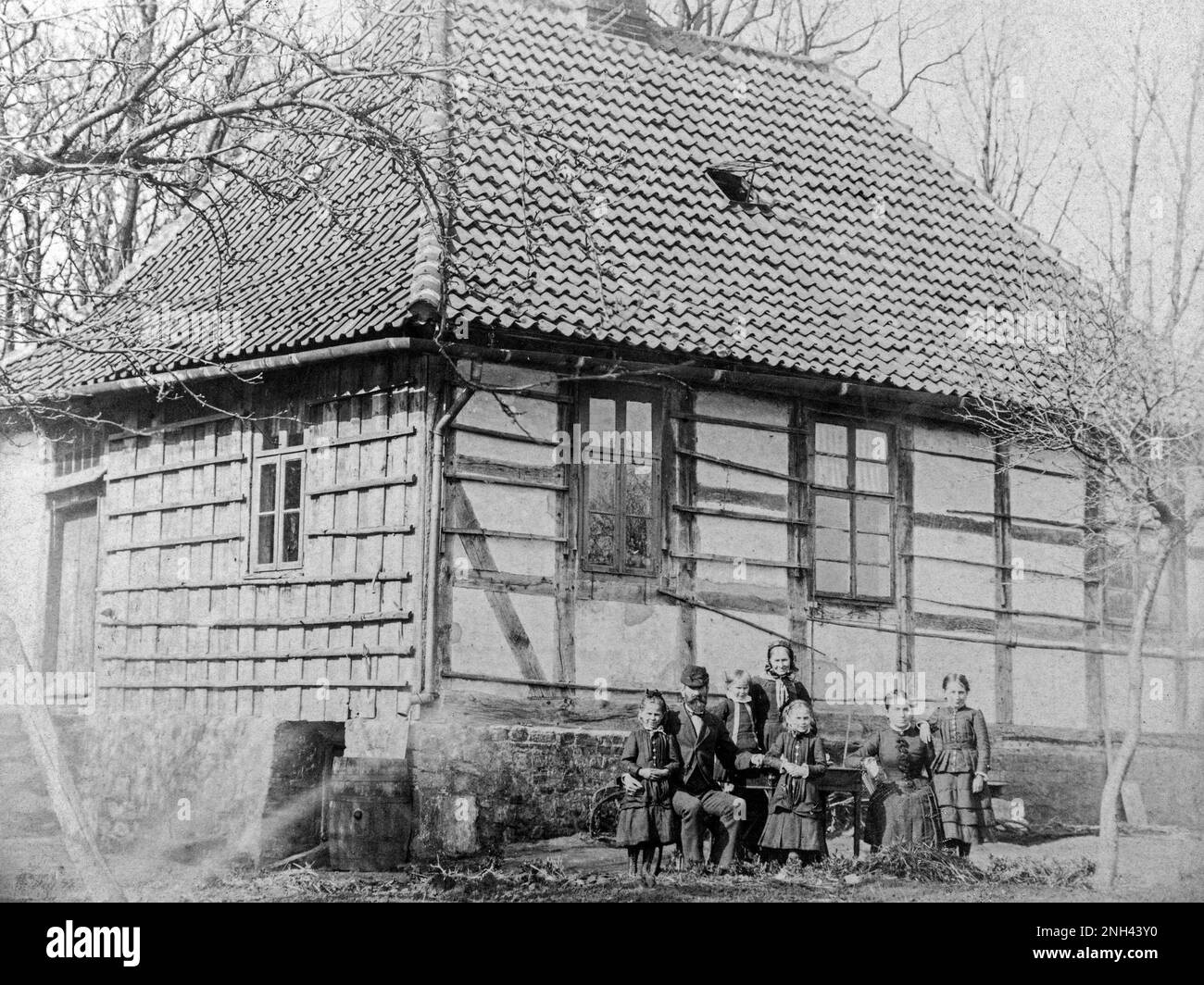 Family posing in front of their house, Burgstemmen, Lower Saxony, Germany, about 1870 Stock Photo