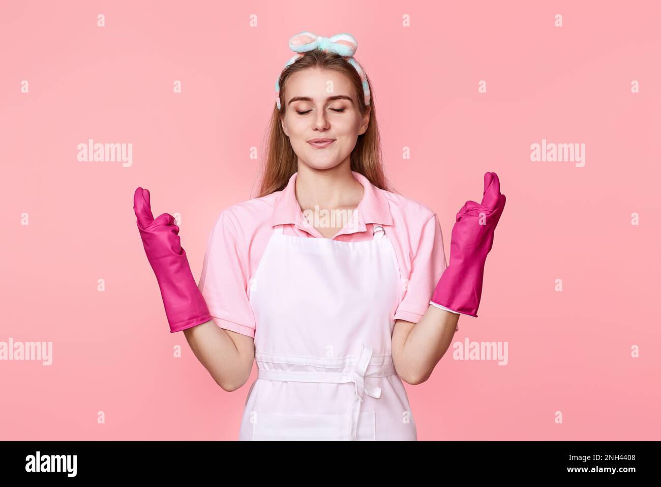 woman in rubber gloves with finger crossed gesture Stock Photo - Alamy