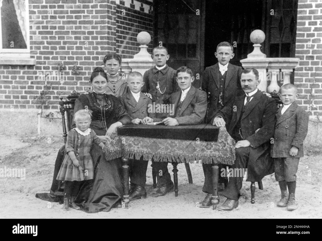 Portrait of a family sitting at a table, parents, mother, father, children, Wendhausen, Lower Saxony, Germany, about 1915 Stock Photo