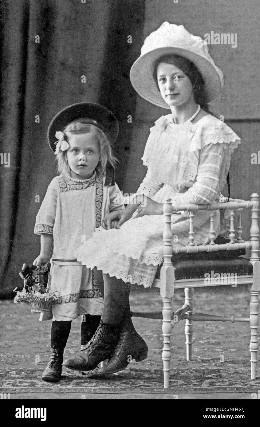 Hat woman and 1910s hi-res stock photography and images - Alamy