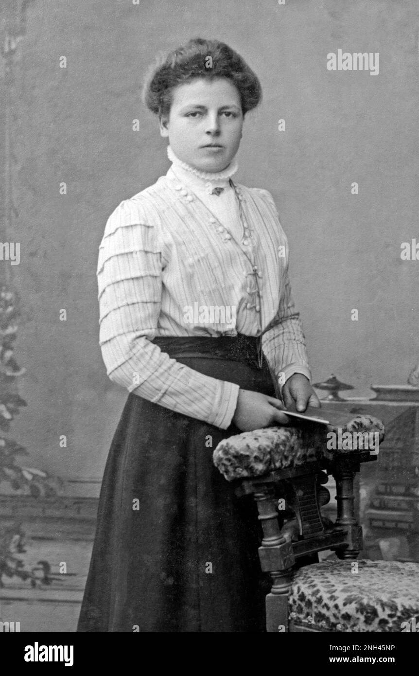 1910s woman dress hi-res stock photography and images - Alamy
