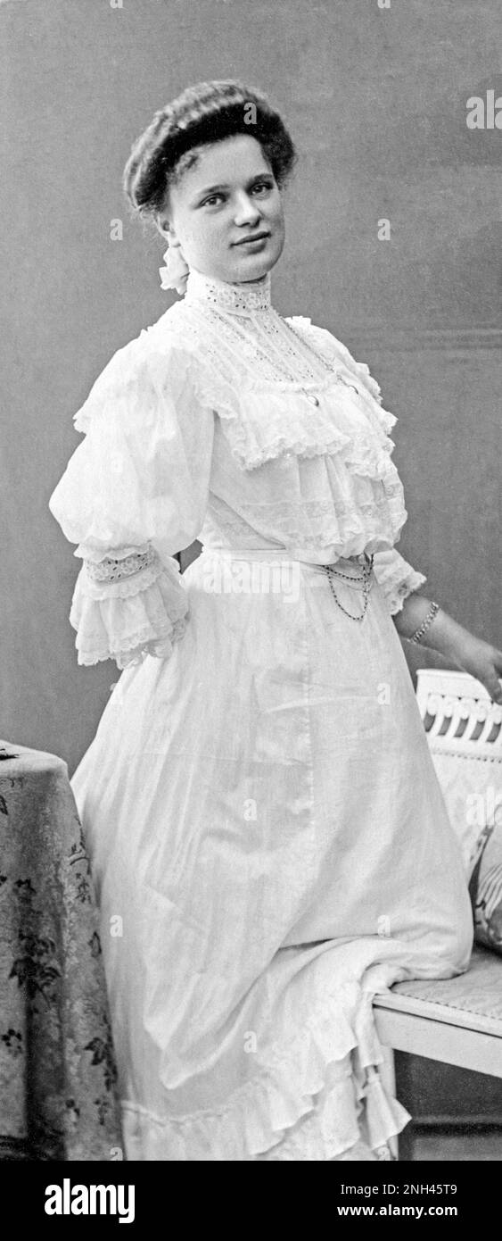 Young 1910s woman hi-res stock photography and images - Alamy