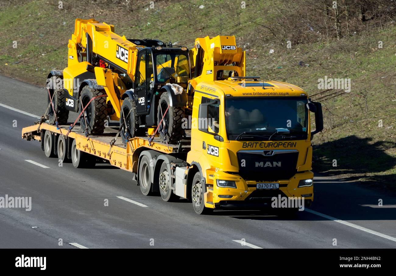 JCB low loader lorry on the M40 motorway, Warwickshire, England, UK Stock Photo