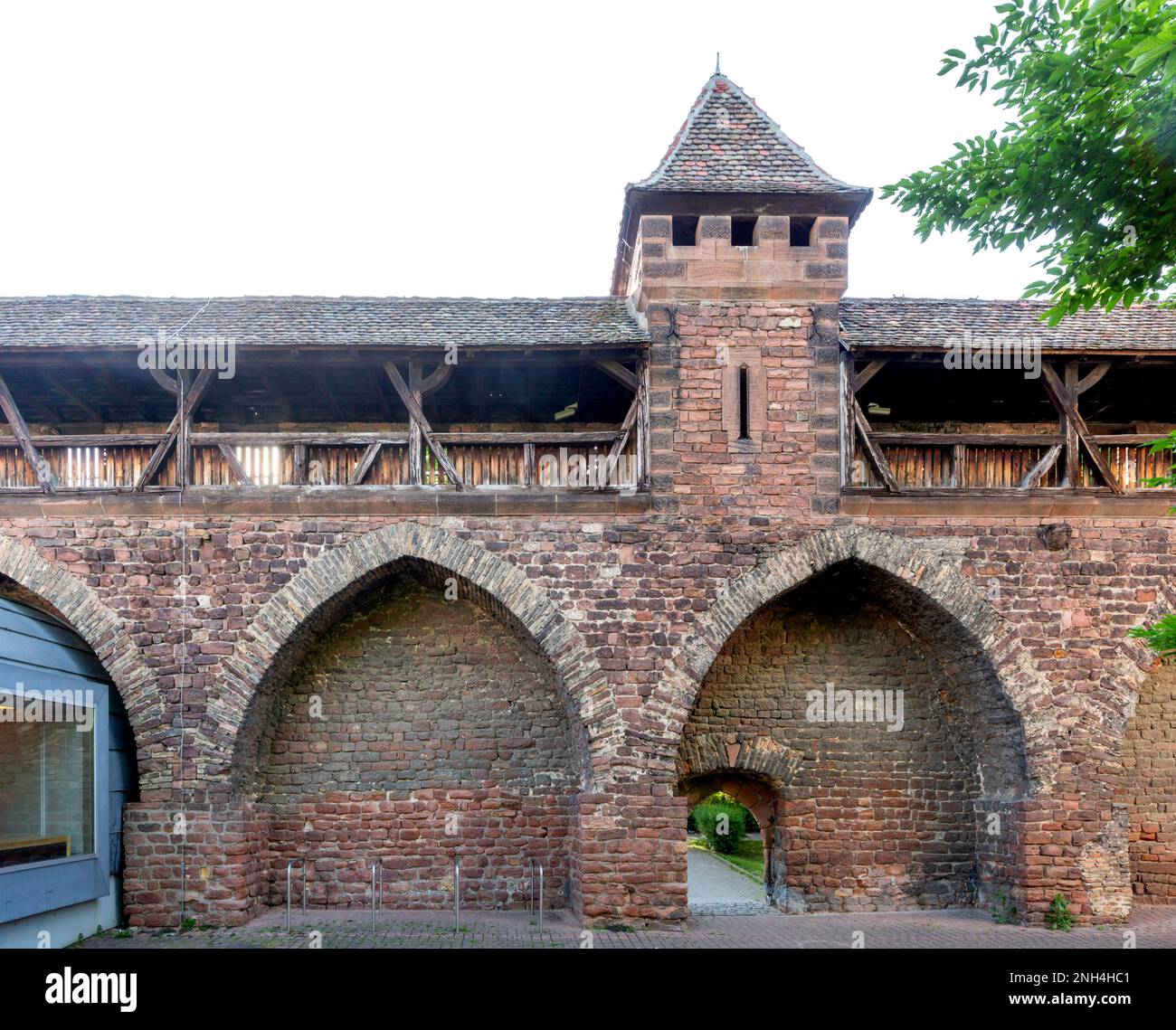 Nibelungen Museum, Stauferera city wall with defence towers and