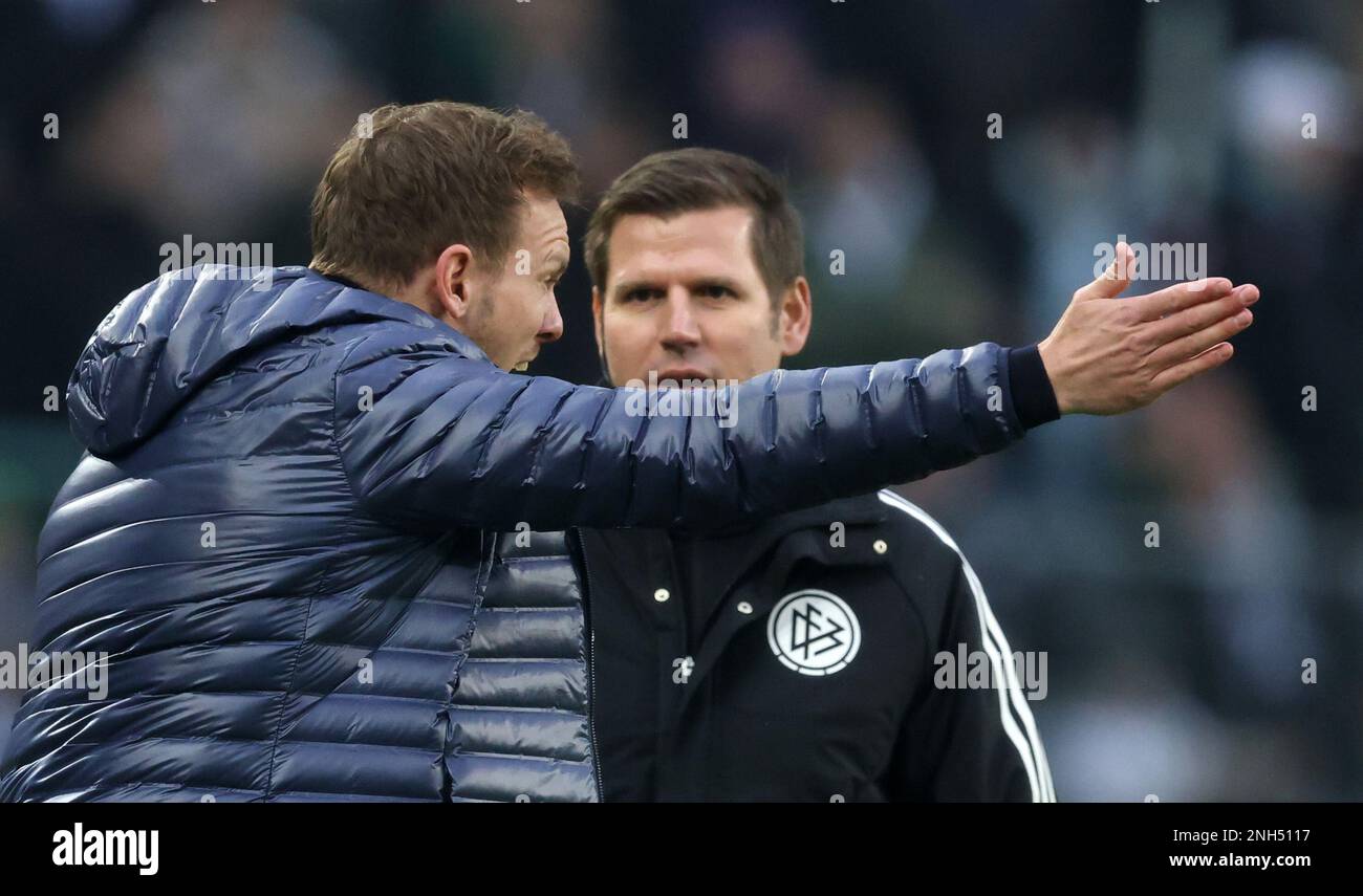 Coach Julian Nagelsmann of Bayern Muenchen streitet mit 4 Schiedsrichter  Fussball 1 . Bundesliga Saison 2022 / 2023 Borussia Mšnchengladbach - FC Bayern MŸnchen   © diebilderwelt / Alamy Stock Stock Photo