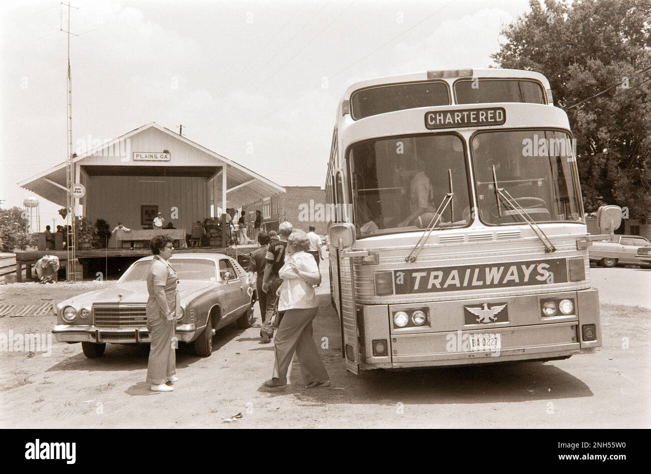 A tour bus makes a stop at the Jimmy Carter Presidential Campaign