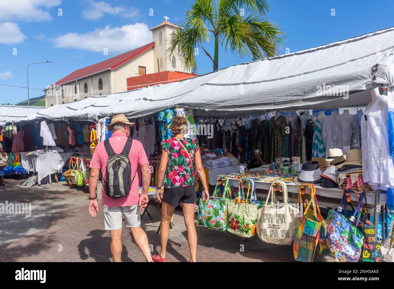 Couple shopping, Philipsburg Market Place, Wilhelminastraat