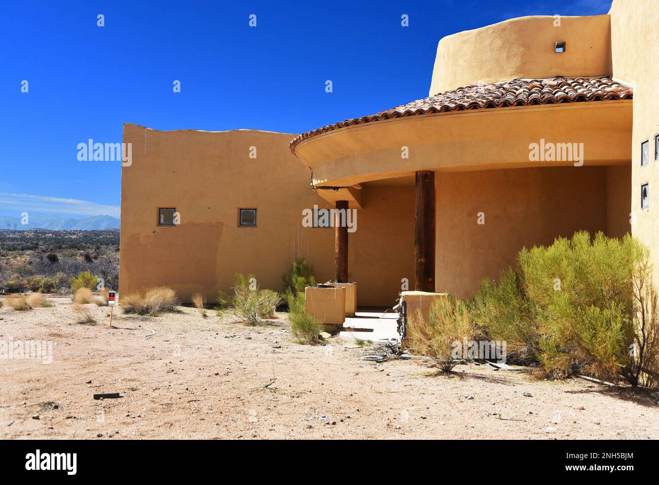 Abandoned spec house near Kingman, Arizona Stock Photo