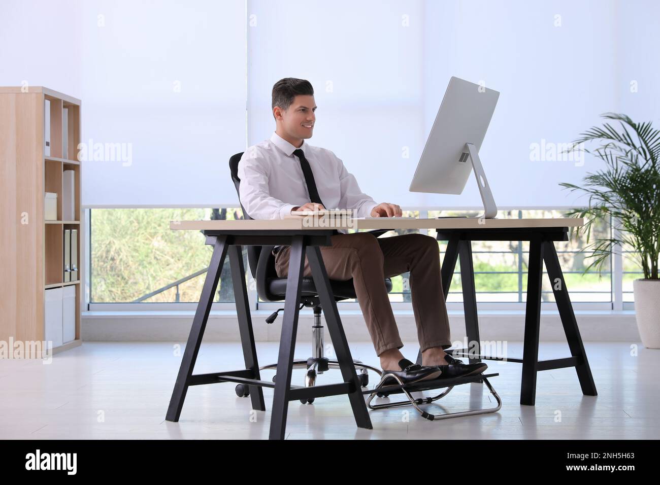 Using Computer As Foot Rest Using footrest in the office hi-res stock photography and images - Alamy