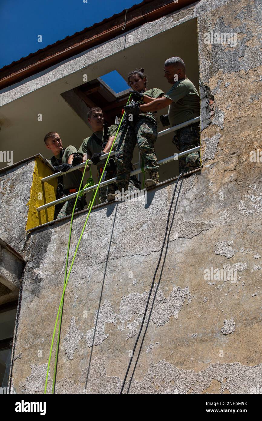 Soldiers from the Armed Forces of Bosnia and Herzegovina rappel down a building at Kasarna Manjaca, Dobrnja, Bosnia and Herzegovina on July 18, 2022. Guard members assigned to the State Medical Detachment and 1-169th Aviation Regiment, Maryland Army National Guard, trained alongside active duty Soldiers from the 1st Squadron, 91st Cavalry Regiment, 173rd Airborne Brigade, and the Armed Forces of Bosnia and Herzegovina soldiers in tactics, aviation, medical, and non-commissioned officer development. The Maryland National Guard will celebrate 20 years of partnership State with the Armed Forces o Stock Photo