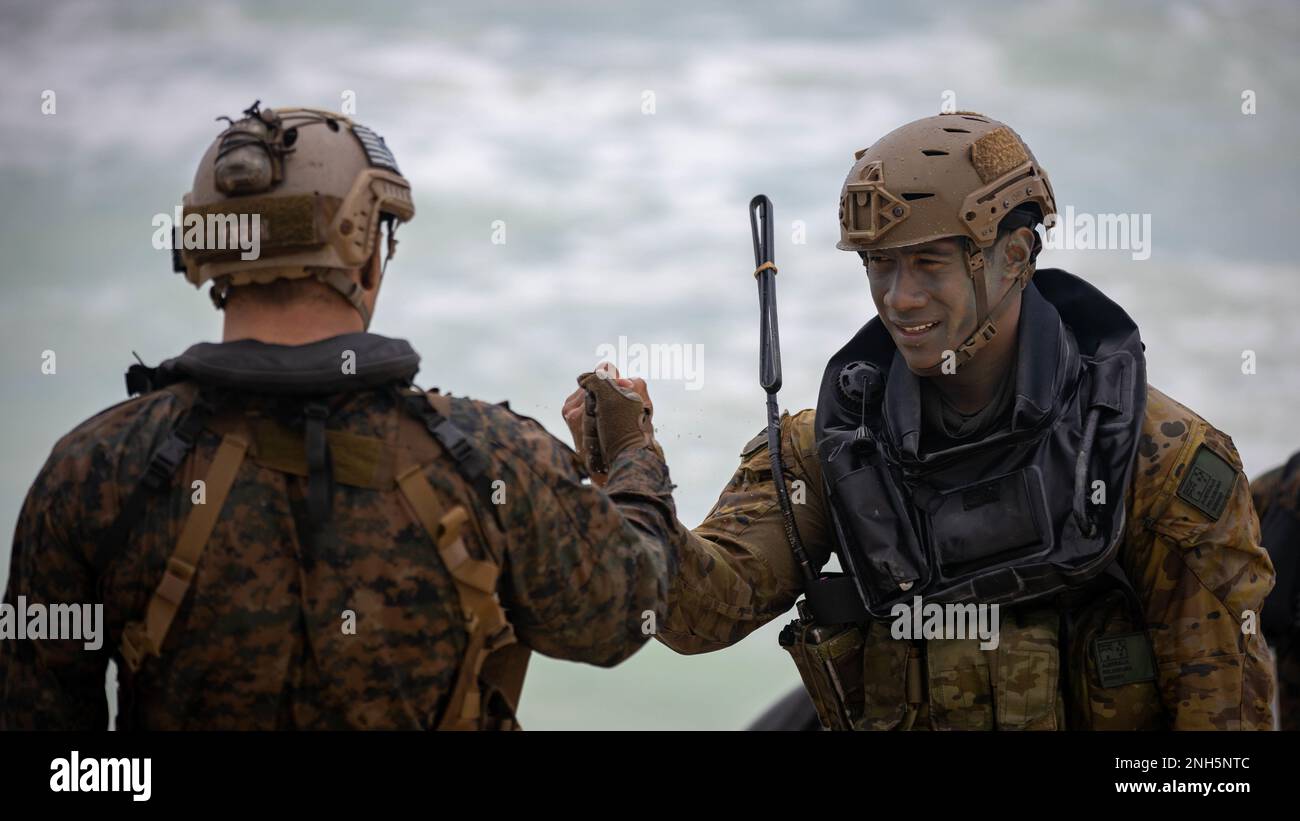 MARINE CORPS TRAINING AREA BELLOWS, Hawaii (July 18, 2022) A U.S. Marine with 3rd Reconnaissance Battalion, 3rd Marine Division, bumps fists with an Australian Army Soldier during a helo-cast training exercise during Rim of the Pacific (RIMPAC) 2022, July 18. Twenty-six nations, 38 ships, four submarines, more than 170 aircraft and 25,000 personnel are participating in RIMPAC from June 29 to Aug. 4 in and around the Hawaiian Islands and Southern California. The world's largest international maritime exercise, RIMPAC provides a unique training opportunity while fostering and sustaining cooperat Stock Photo