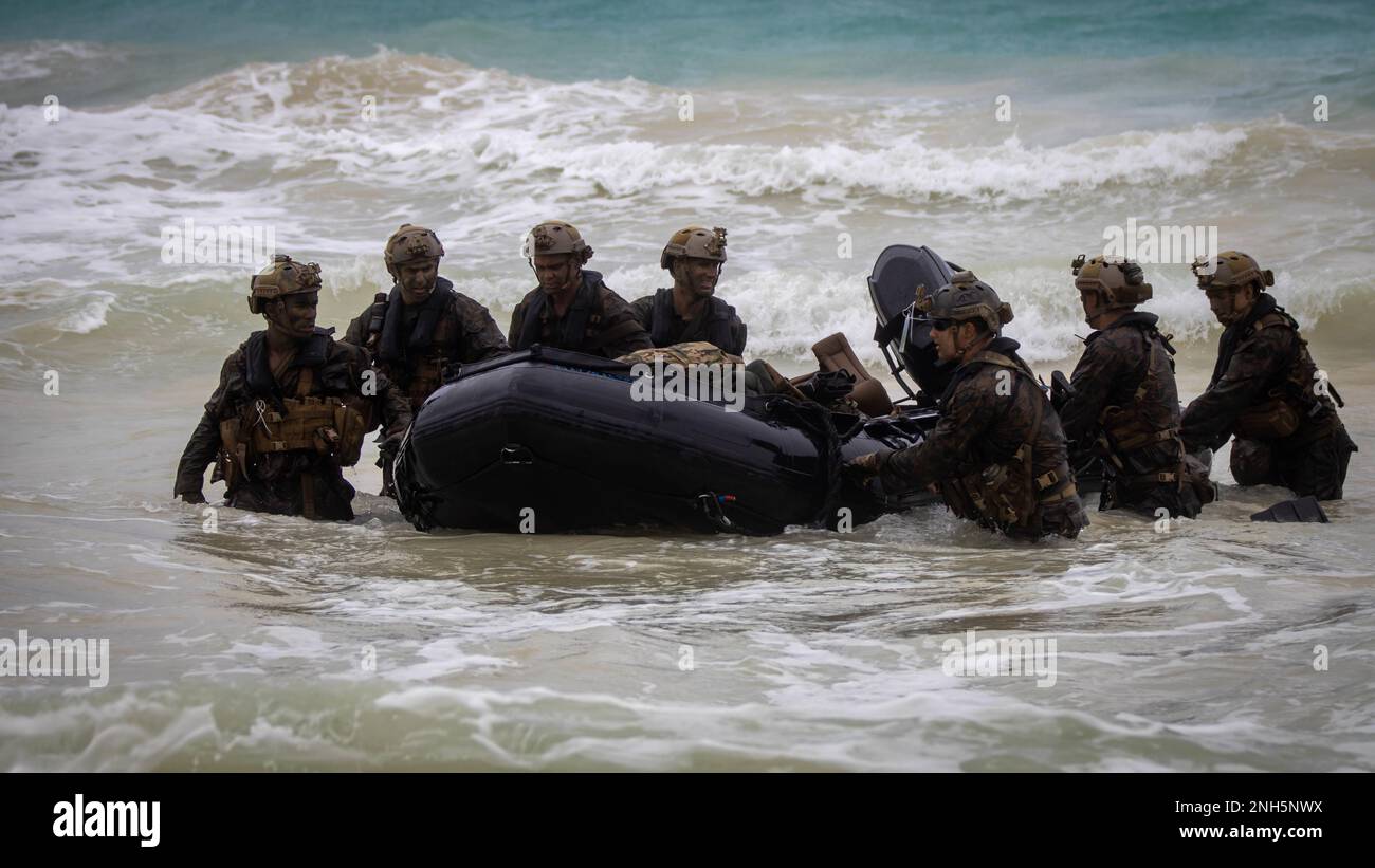 MARINE CORPS TRAINING AREA BELLOWS, Hawaii (July 18, 2022) U.S. Marines with 3rd Reconnaissance Battalion, 3rd Marine Division and Australian Army Soldiers launch combat rubber raiding craft during helo-cast training for Rim of the Pacific (RIMPAC) 2022, July 18. Twenty-six nations, 38 ships, four submarines, more than 170 aircraft and 25,000 personnel are participating in RIMPAC from June 29 to Aug. 4 in and around the Hawaiian Islands and Southern California. The world's largest international maritime exercise, RIMPAC provides a unique training opportunity while fostering and sustaining coop Stock Photo