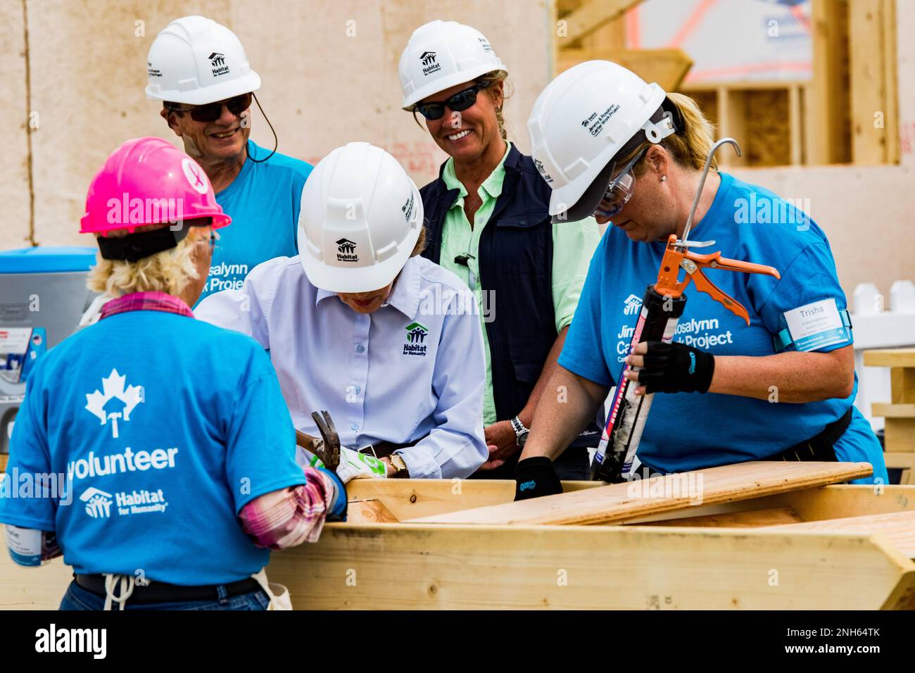 Tricia Yearwood and Rosalynn Carter work on one of the homes at the
