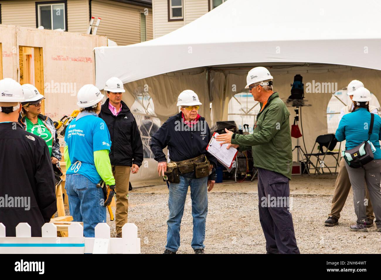 President Jimmy Carter discusses the project with one of the volunteers