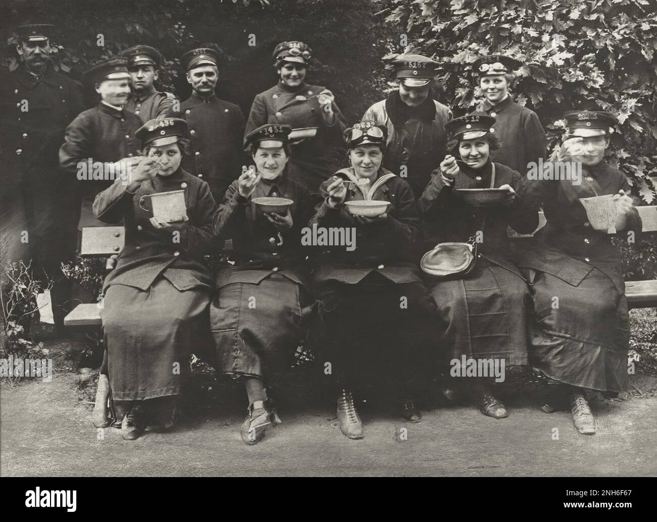 1914-1918 (World War I). This group portrait shows female conductors having lunch. Berlin, Germany Stock Photo