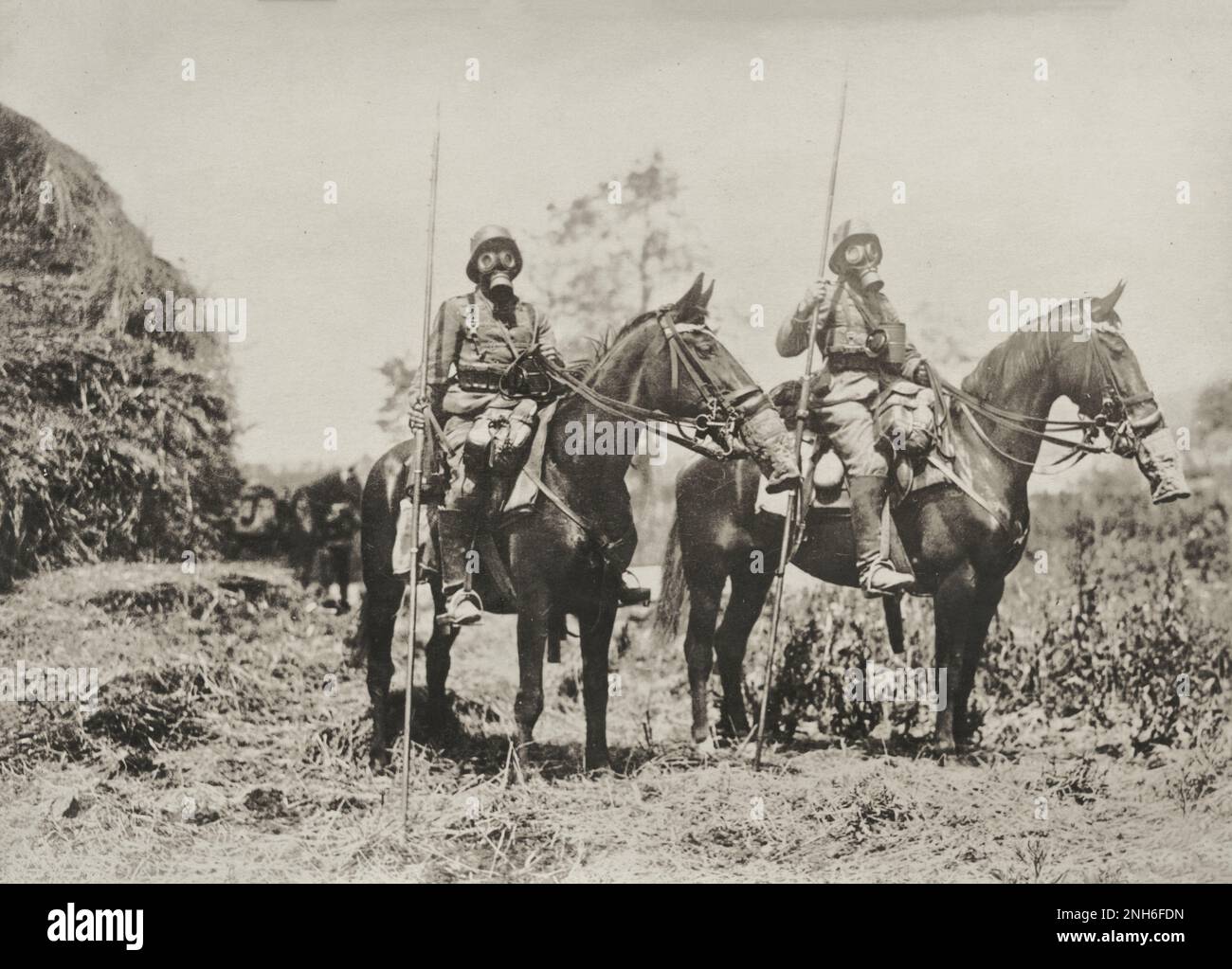 1914-1918. World War I. This portrait shows two German cavalry soldiers armed with lances, called ulans. Both men and horses wear gas masks. Stock Photo
