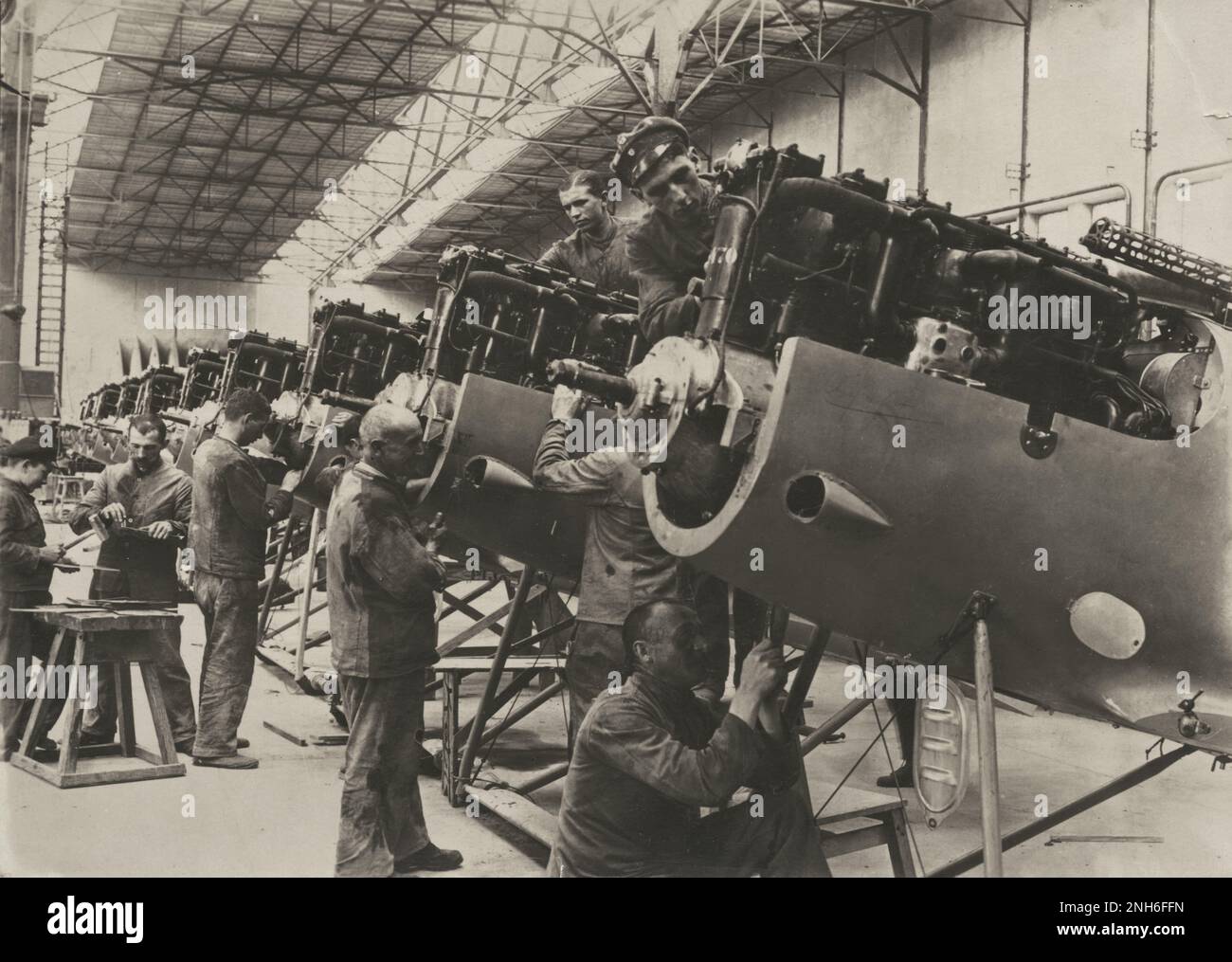 1914-1918. World War I. The assembly of aircraft engines on German combat aircraft on assembly lines. Even the machine gun is already assembled at this stage as you can see on the right side. Stock Photo