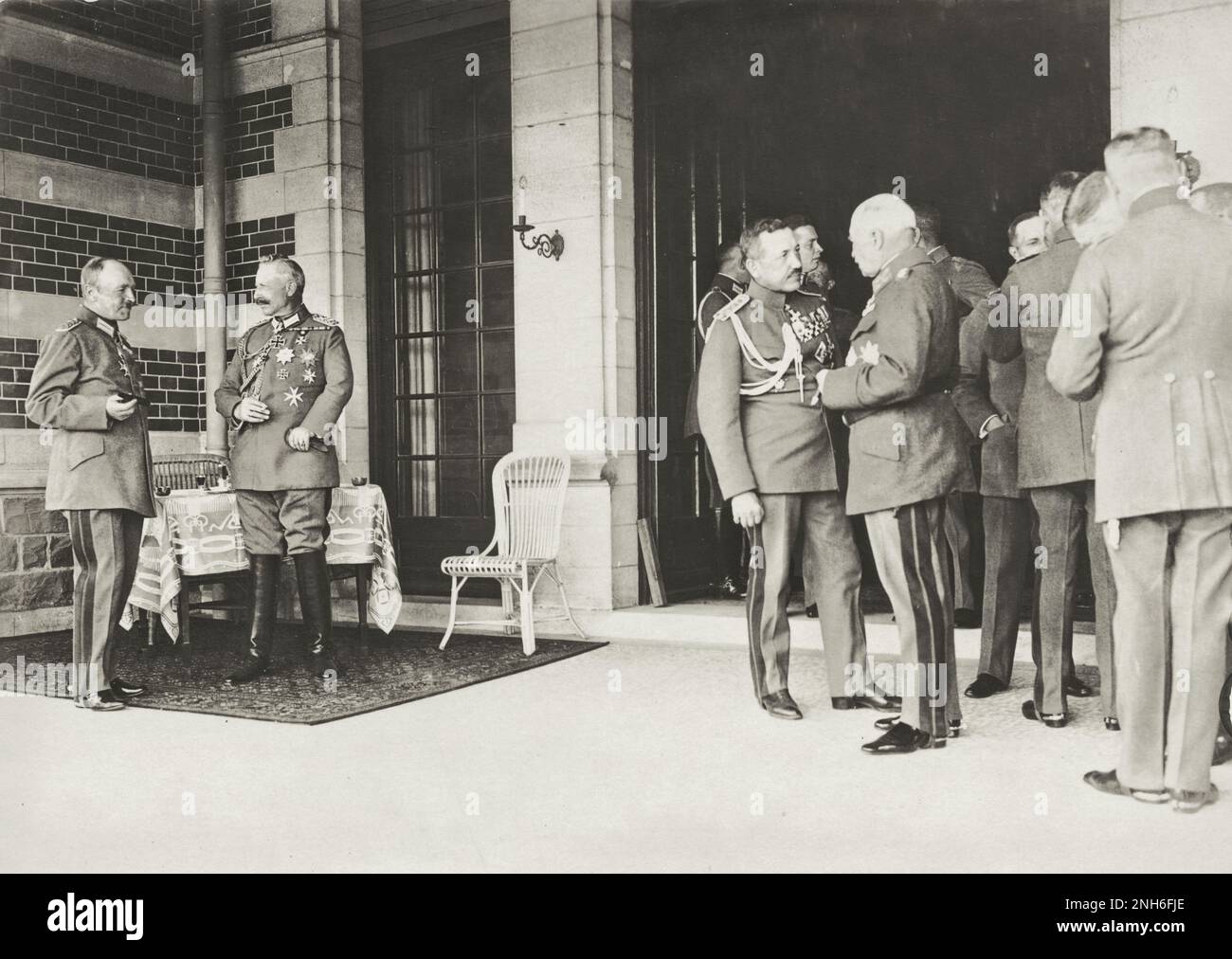 1914-1918. World War I. A royal visit to the German headquarters in Spa. On the left you see King Frederick August III of Saxony in conversation with Emperor William II. Stock Photo