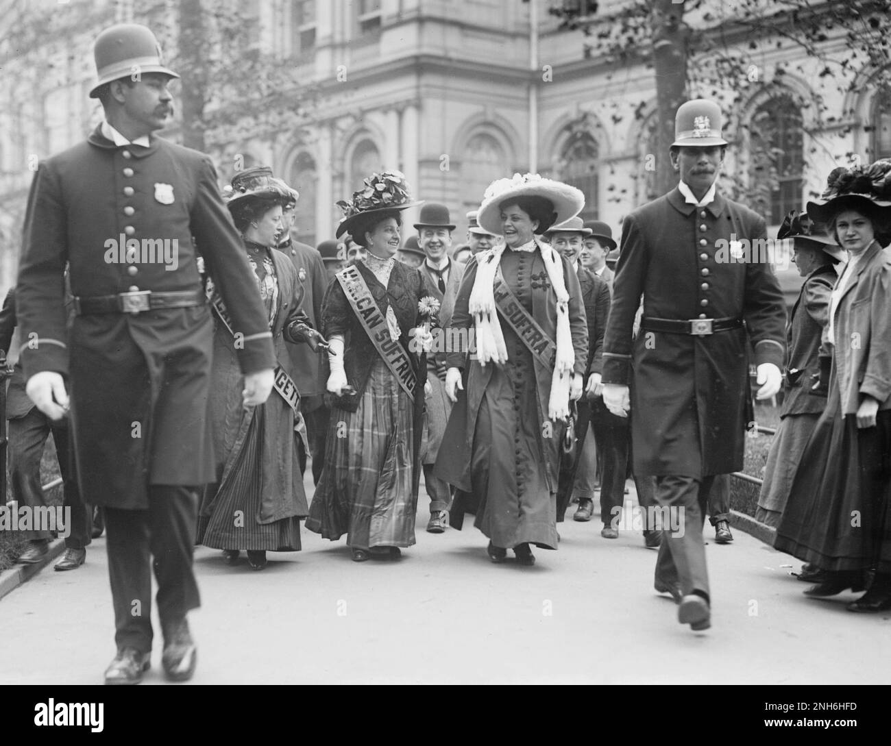 Suffragettes leaving City Hall, New York, USA accompanied by two policeman - 1908 Stock Photo