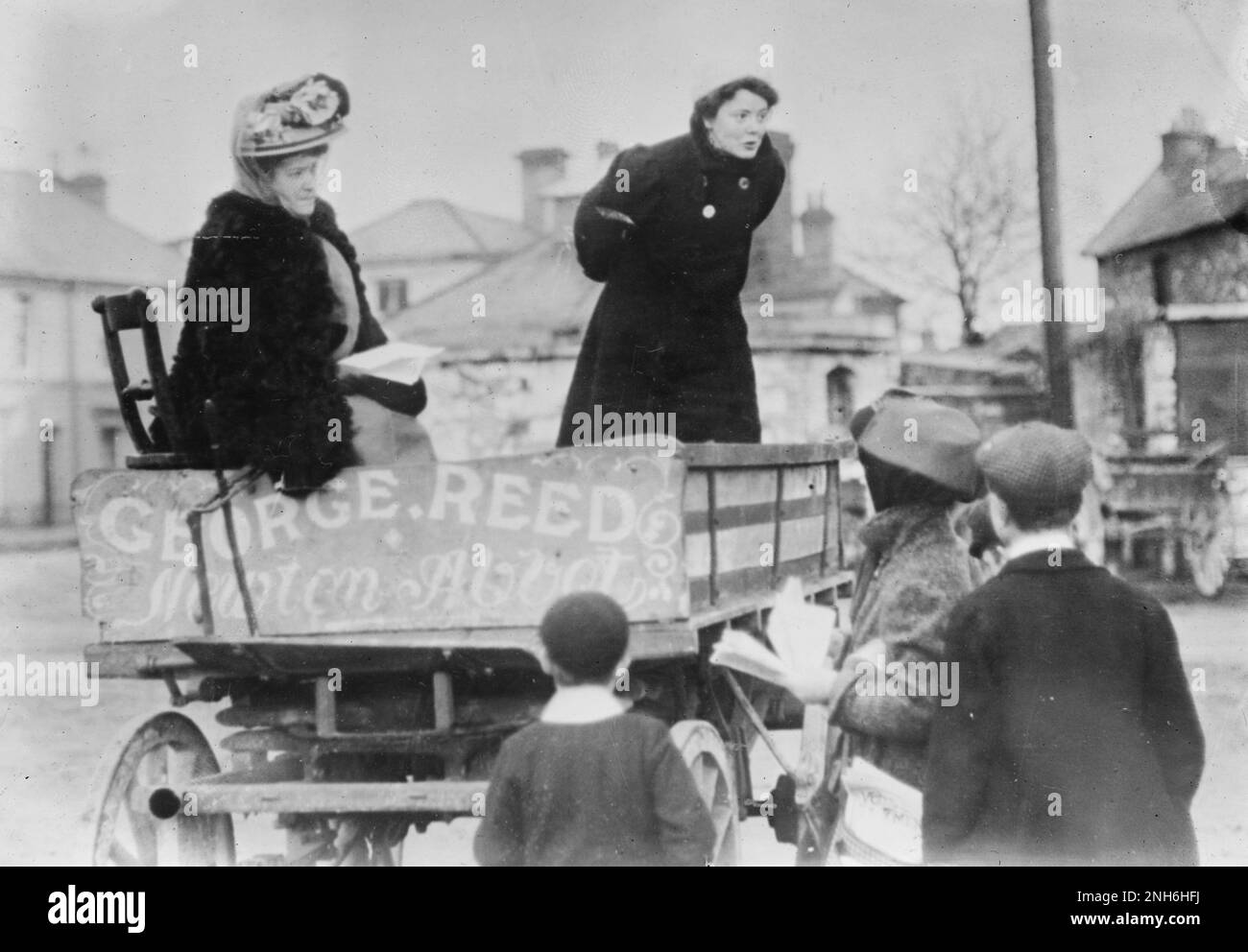 Suffragette, probably Edith Splatt, speaking to sparse group of people from a Newton Abbot cart - c1913 Stock Photo