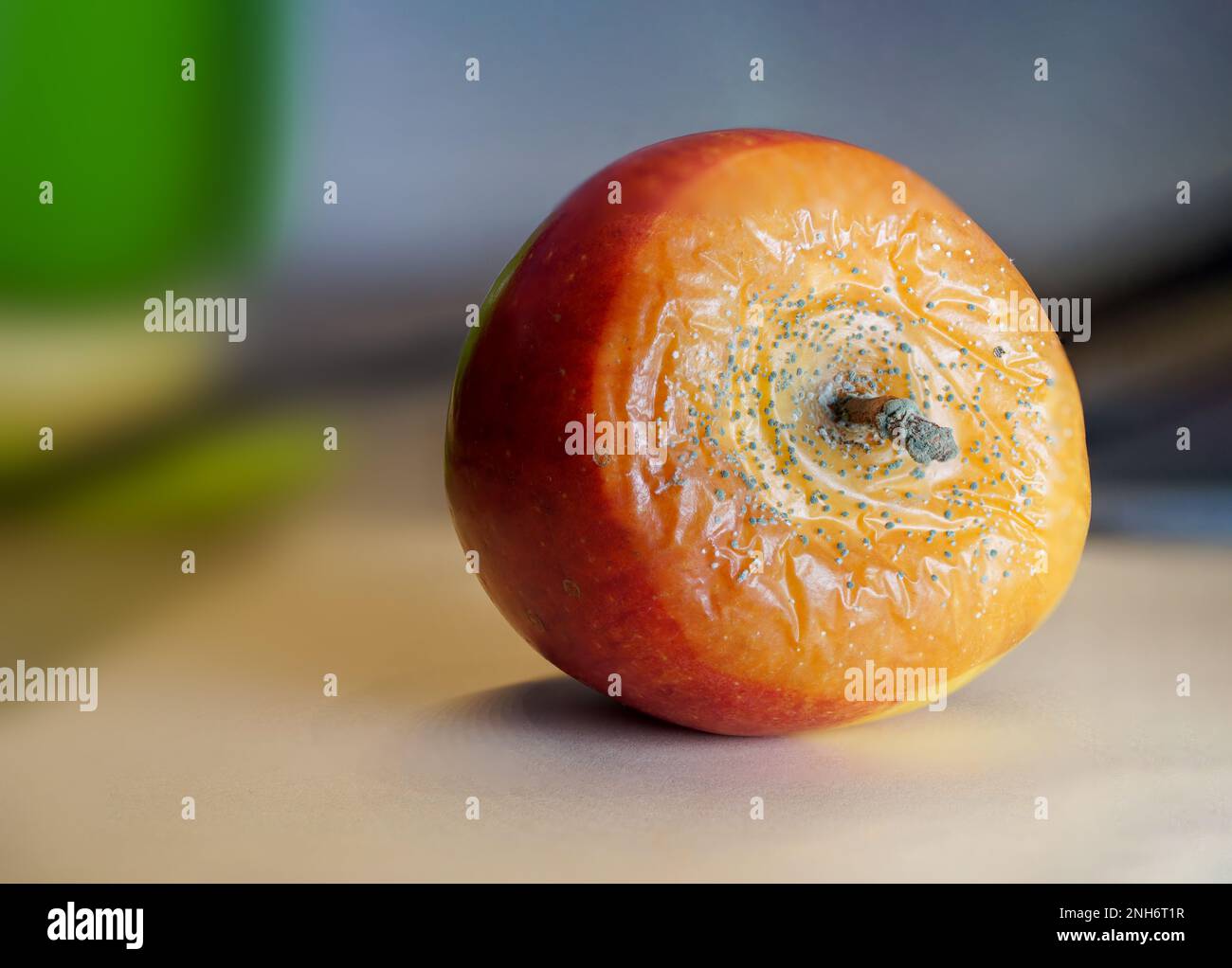 Verschimmelter Apfel Stock Photo