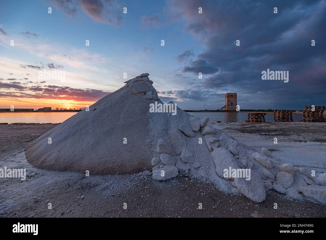 Sunset over the heaps of salt, salt pans of Trapani Stock Photo