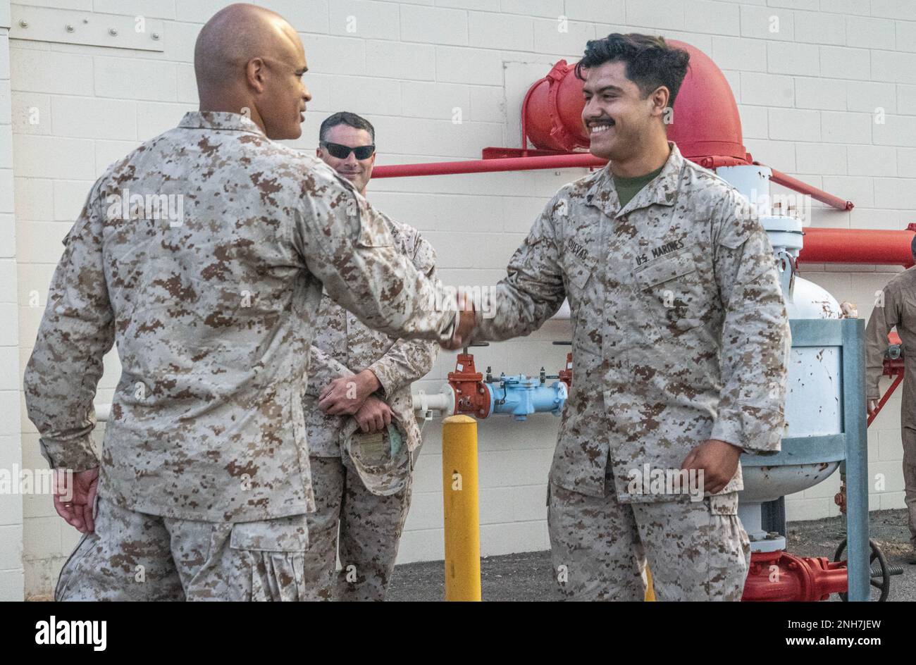 Col. Quintin Jones (left), commanding officer of Marine Air-Ground Task Force 23, presents a challenge coin to Cpl. Caesar Cuevas, an aviation ordnance systems technician with Marine Medium Tiltrotor Squadron 764, at Marine Corps Air Station Miramar, Calif., on July 21, 2022. Col. Jones and Sgt. Maj. Roberto Alviso, MAGTF-23 Sgt. Maj., visited 4th Marine Aircraft Wing Marines participating in Integrated Training Exercise 4-22 and thanked them for their continued dedication to duty and the Marine Corps Reserve. Stock Photo