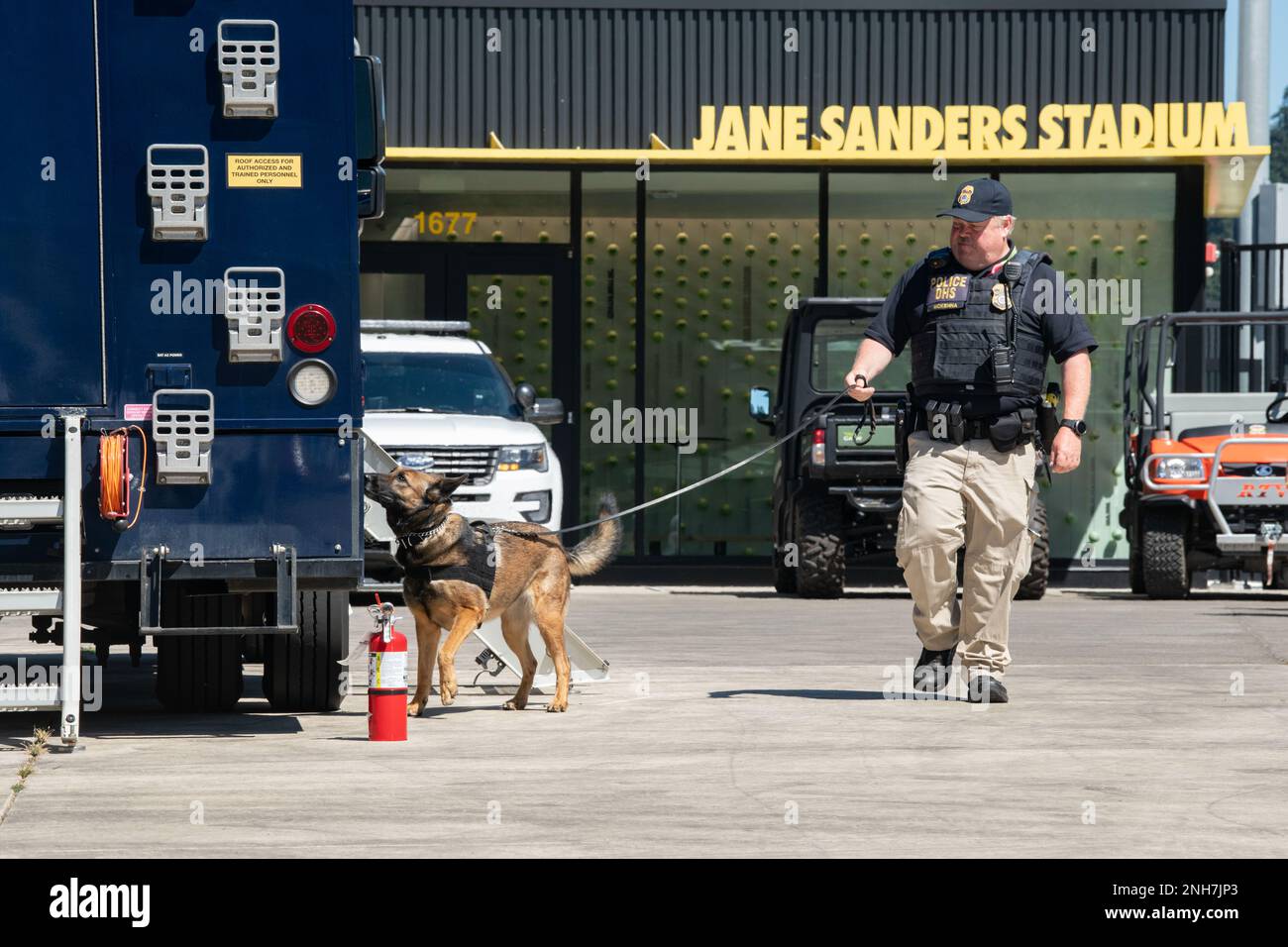 Tim McKenna, an Explosive Detector K-9 handler with the Federal Protective Service works with his dog Misa, a Belgian Malinois, as they conduct sweeps to evaluate any potential threats in order to help ensure the safety of the participants and observers at the Championships at Hayward Field at the University of Oregon in Eugene, Ore., July 21, 2022. The World Championships were held July 15-24, 2022 and was the first time the event has been held in the United States. (National Guard photo by John Hughel, Oregon Military Department Public Affairs) Stock Photo
