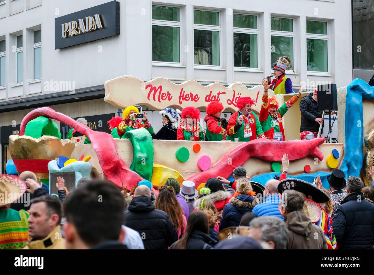 20.02.2023, Duesseldorf, Nordrhein-Westfalen, Deutschland - Wagen der Karnevalsgesellschaft Karnevalsfreunde der Katholischen Jugend beim Rosenmontags Stock Photo
