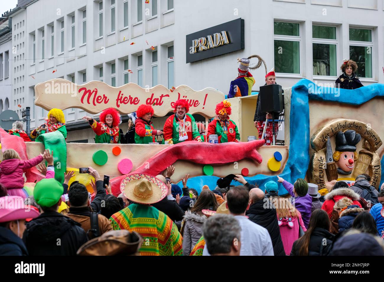 20.02.2023, Duesseldorf, Nordrhein-Westfalen, Deutschland - Wagen der Karnevalsgesellschaft Karnevalsfreunde der Katholischen Jugend beim Rosenmontags Stock Photo