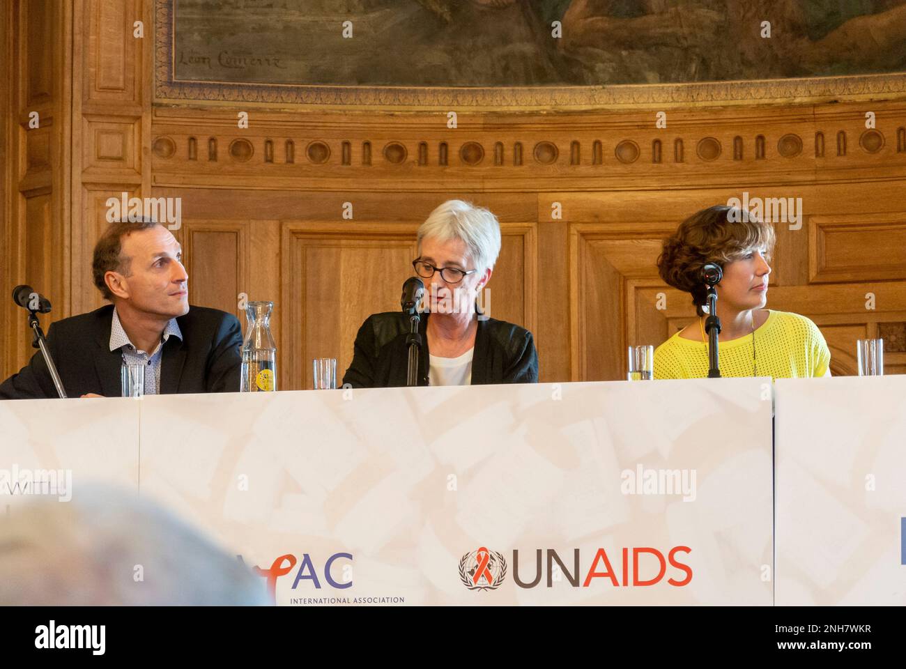 Paris, France, Group People, Prof. Jean-Michel Molina, Hospital Saint Louis, Sheena McCormick, (56 Dean Street CLinic) Discussion on PrEP, Pre-Exposure Prophylaxis, ANRS-Ipergay Lab Study, HIV Prevention Stock Photo